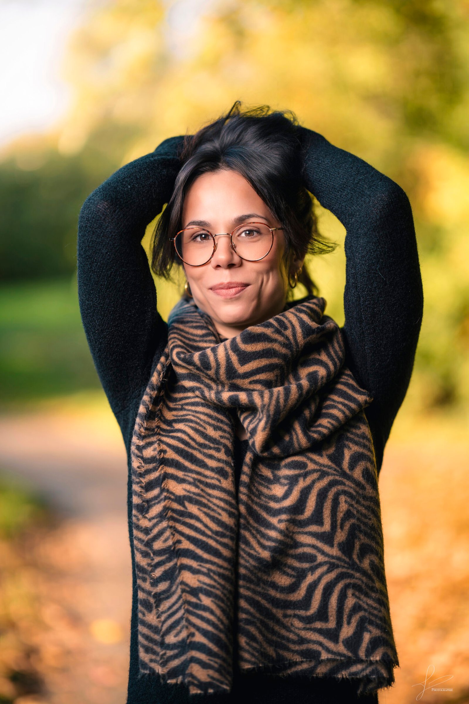 Portrait rapproch&eacute; d&rsquo;une femme aux lunettes rondes, bokeh dor&eacute; d&rsquo;automne