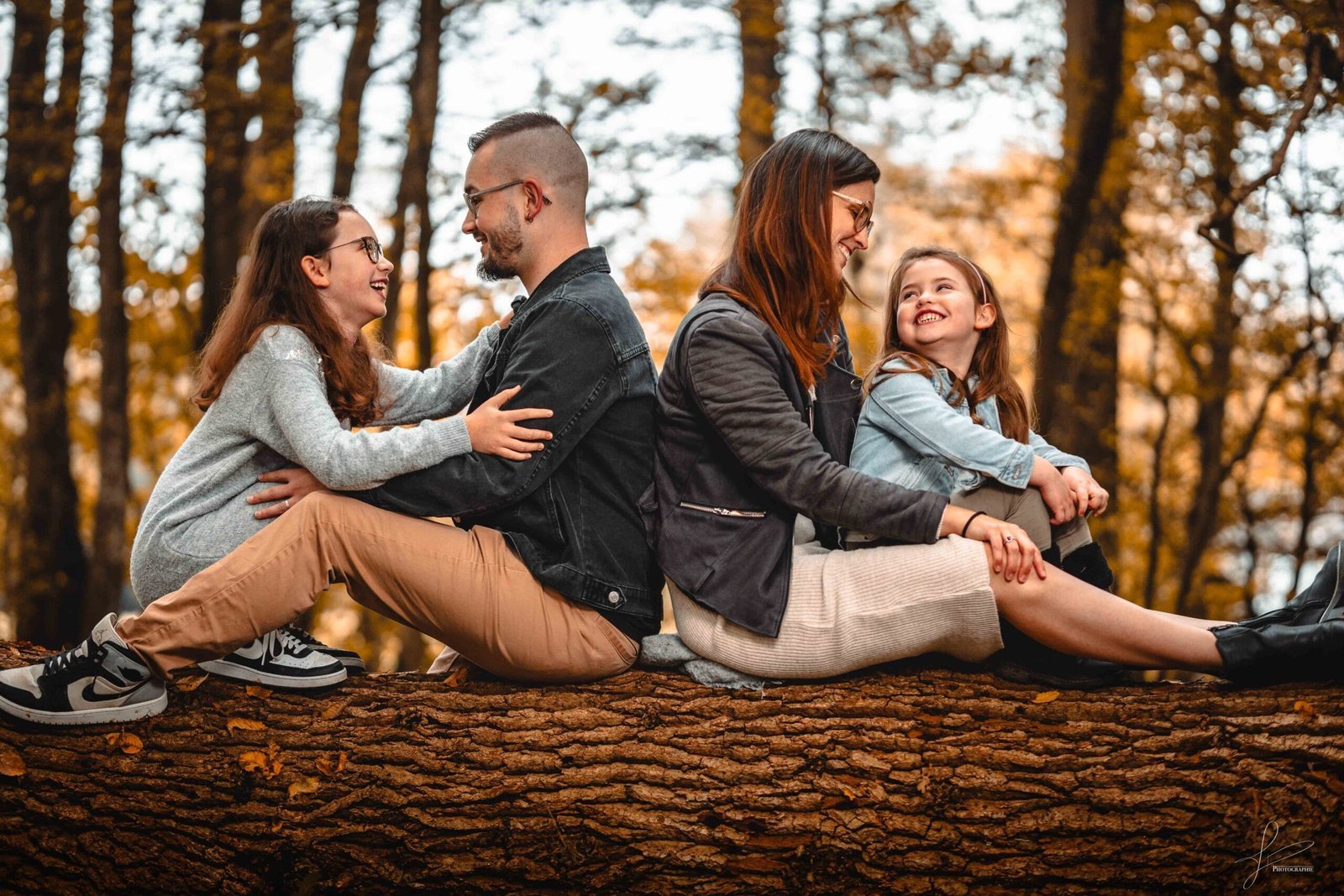 Séance photo en famille, sous les arbres, photographie MLD Productions à Rennes